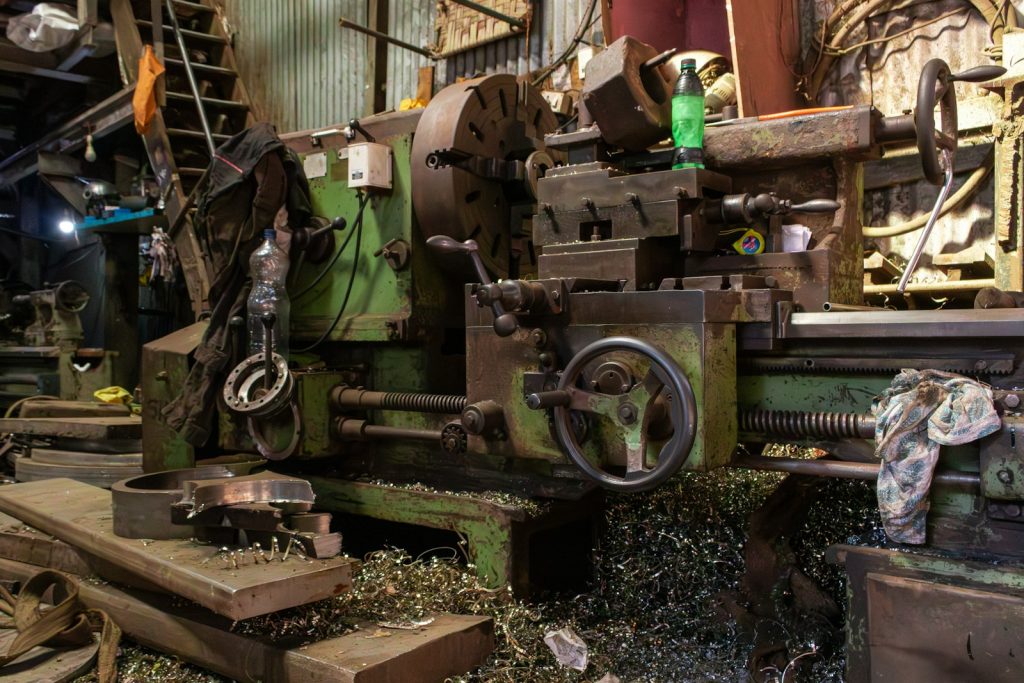 Torno industrial em funcionamento com aparas de metal