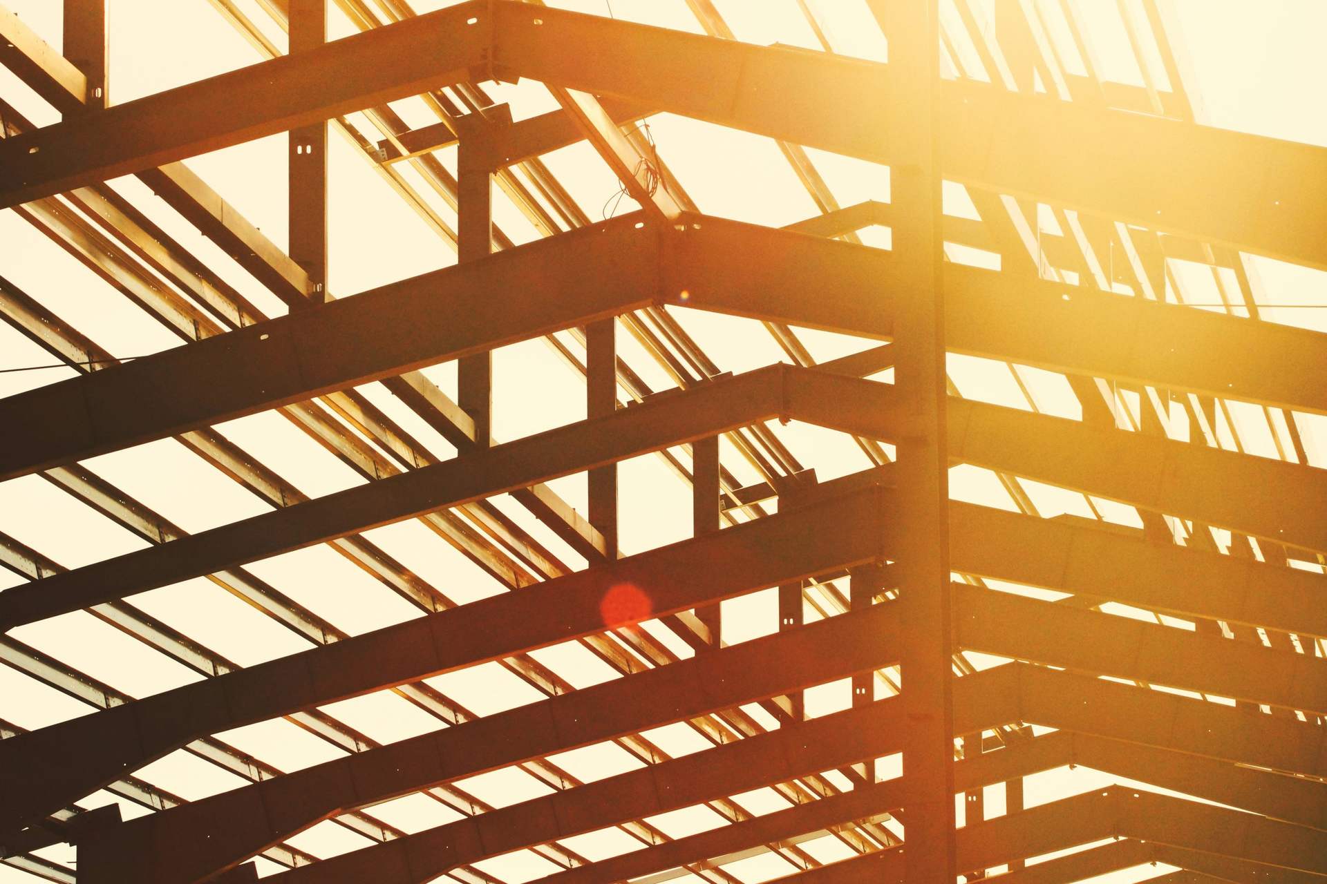 Estrutura metálica de um pavilhão industrial em construção