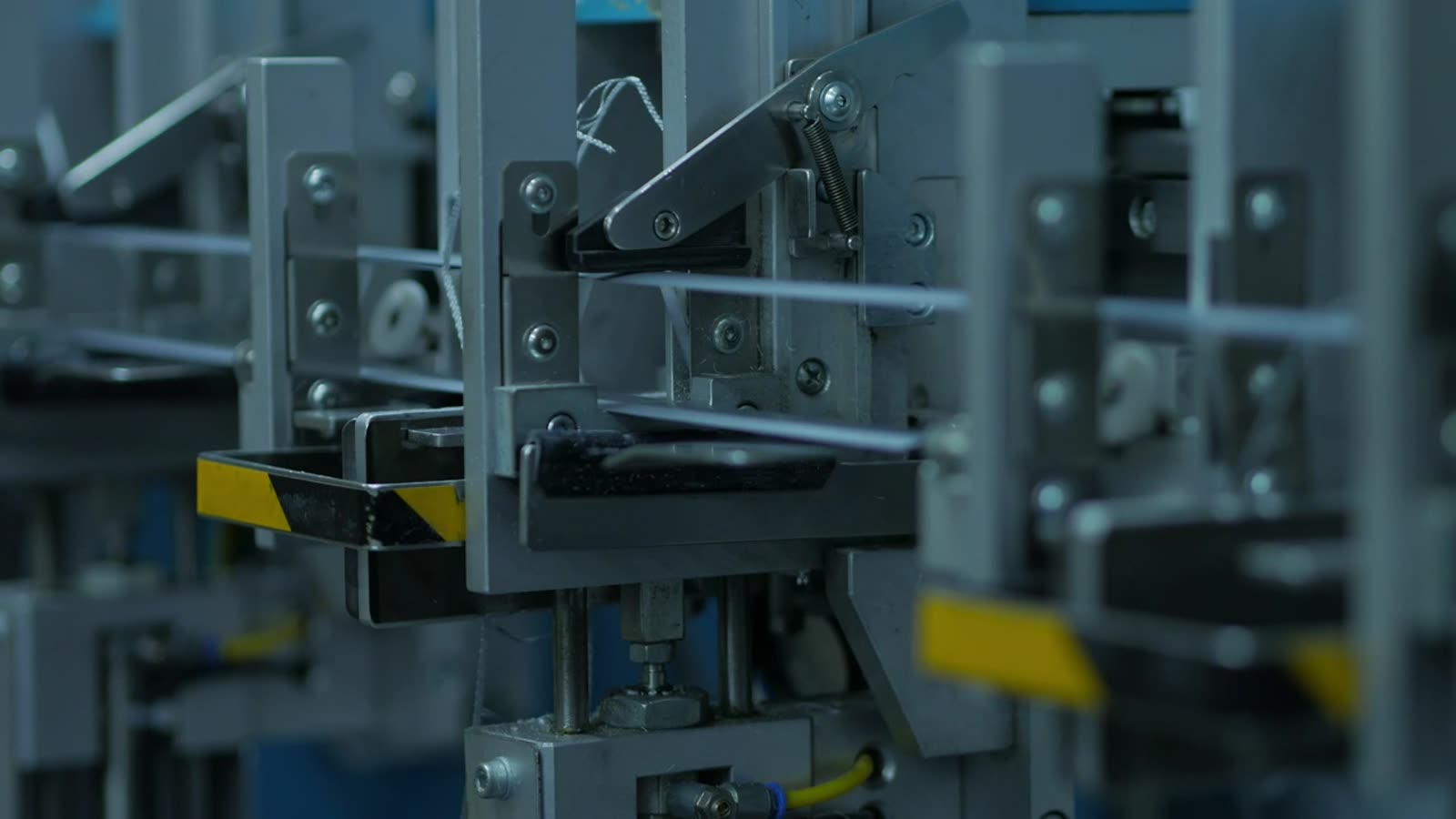 Maquinaria industrial em movimento numa linha de produção